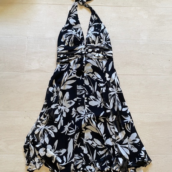 WhiteHouse BlackMarket. Printed black and white dress, below knee length. Size 0 - Picture 1 of 3